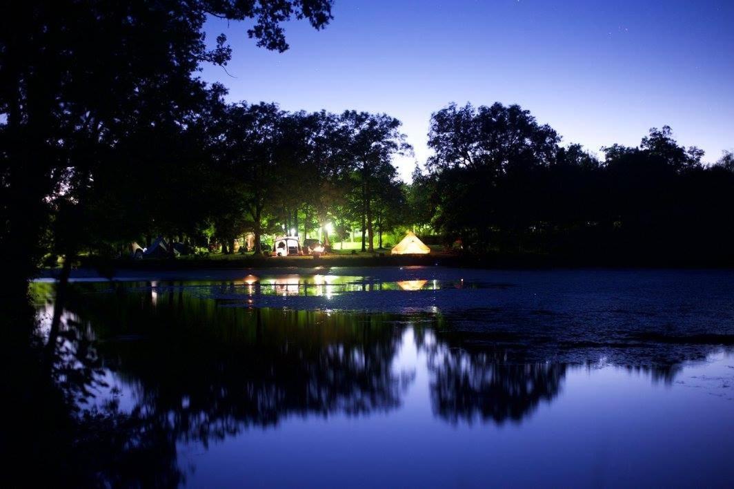 Camping Etang Du Camp Senergues Esterno foto