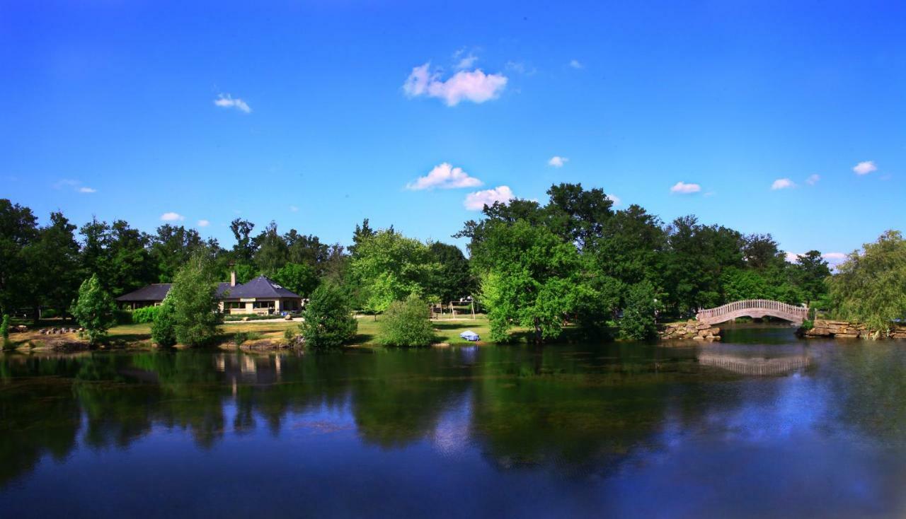 Camping Etang Du Camp Senergues Esterno foto